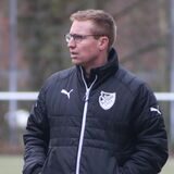 Stefan Hoffmann (Trainer von BW Alstedde) an der Seitenlinie