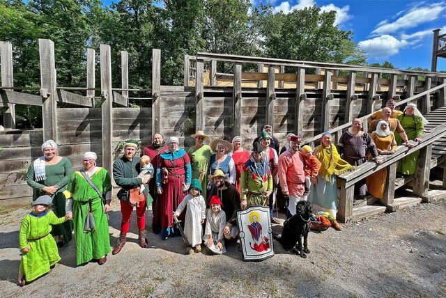 Verkleidete Römer und Germanen vor der Holz-Erde-Mauer