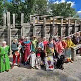 Verkleidete Römer und Germanen vor der Holz-Erde-Mauer