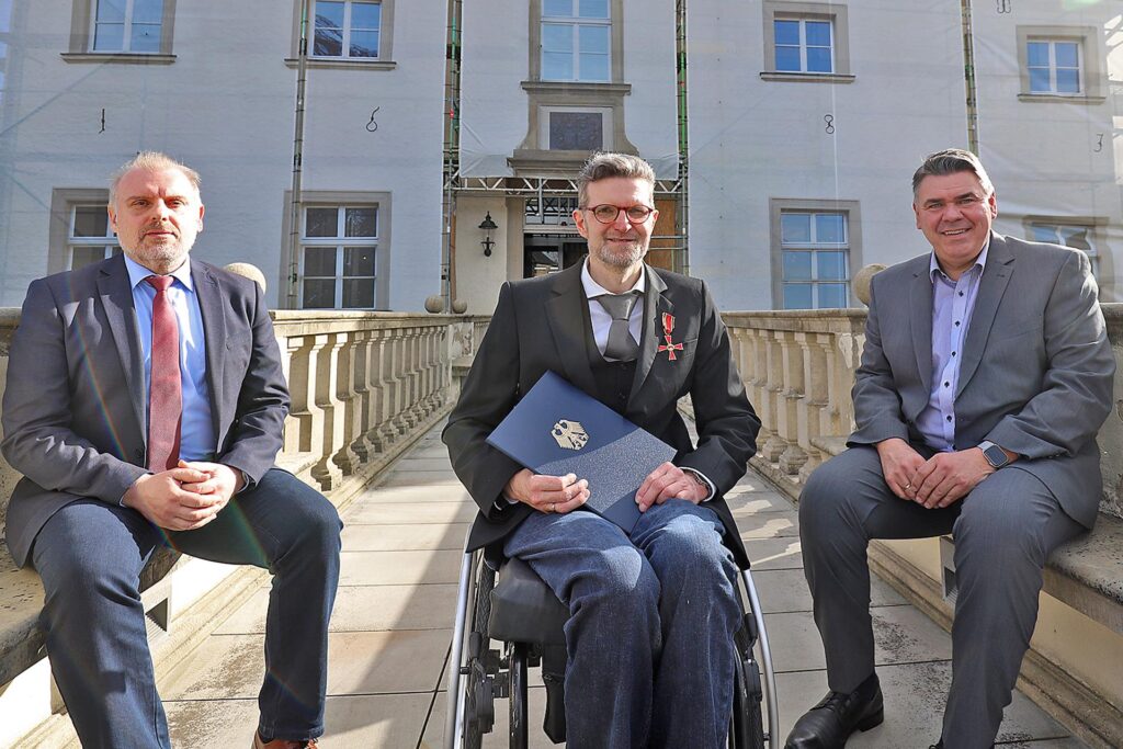 Landrat Mario Löhr (r.) hat Christian Baran stellvertretend für den Bundespräsidenten das Verdienstkreuz verliehen. Bürgermeister Dirk Wigant gehörte zu den ersten Gratulanten. Landrat Mario Löhr (r.) hat Christian Baran stellvertretend für den Bundespräsidenten das Verdienstkreuz verliehen. Bürgermeister Dirk Wigant gehörte zu den ersten Gratulanten.