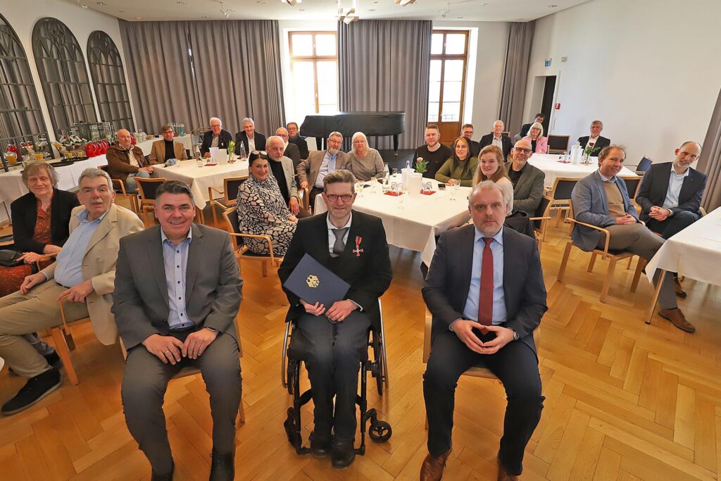 Im Spiegelsaal von Haus Opherdicke kamen einige Freunde und Ehrengäste des Preisträgers zusammen. Im Spiegelsaal von Haus Opherdicke kamen einige Freunde und Ehrengäste des Preisträgers zusammen.