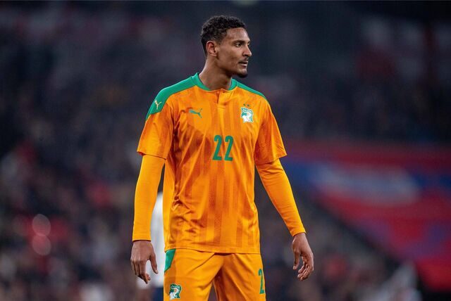 Sebastien Haller steht auf dem Platz.