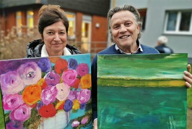 Die Holzwickederin Susanne Kriska-Scheckel ist zum vierten Mal beim Malermarkt dabei. Ihr Steckenpferd ist die Acrylmalerei. Volker Pohl, der zum zweiten Mal in Holzwickede dabei ist, malt im Stil des Expressionismus in Öl. Er hat eine Galerie in einer Industriehalle in Unna.