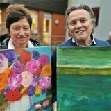 Die Holzwickederin Susanne Kriska-Scheckel ist zum vierten Mal beim Malermarkt dabei. Ihr Steckenpferd ist die Acrylmalerei. Volker Pohl, der zum zweiten Mal in Holzwickede dabei ist, malt im Stil des Expressionismus in Öl. Er hat eine Galerie in einer Industriehalle in Unna.