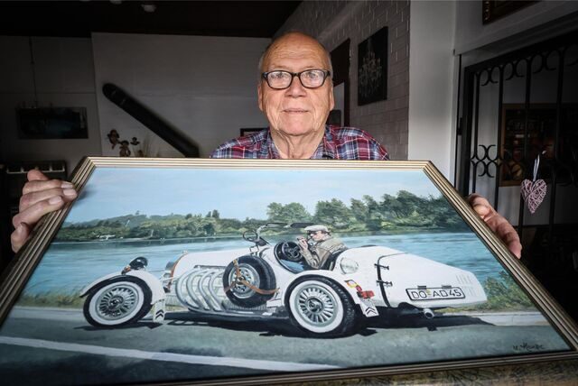 Gerd Adam zeigt stolz ein Foto seiner Bugatti-Replika
