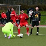 TSC-Keeper Muzaffer Onur nimmt den Ball vor Mitspieler Tamer Gök (M.) auf, Furkan Kücükyagci kommt zu spät (r.)