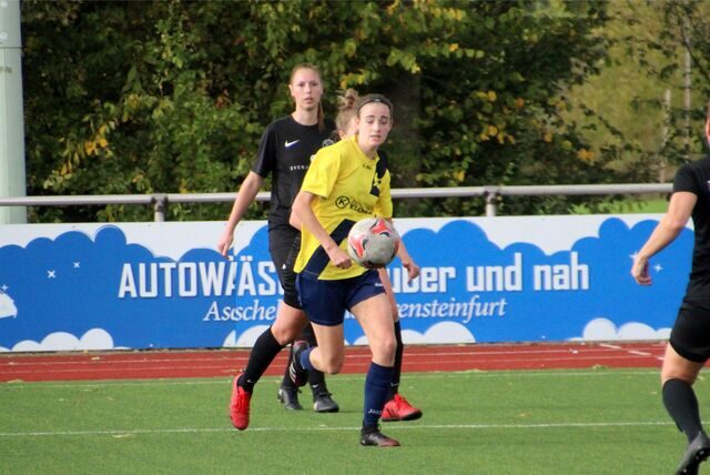 Leonie Prüße rennt dem Ball hinterher.