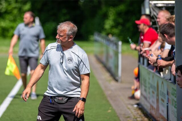 Carsten Walschus steht an der Seitenlinie.