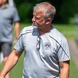 Carsten Walschus steht an der Seitenlinie.