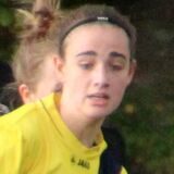 Leonie Prüße rennt dem Ball hinterher.