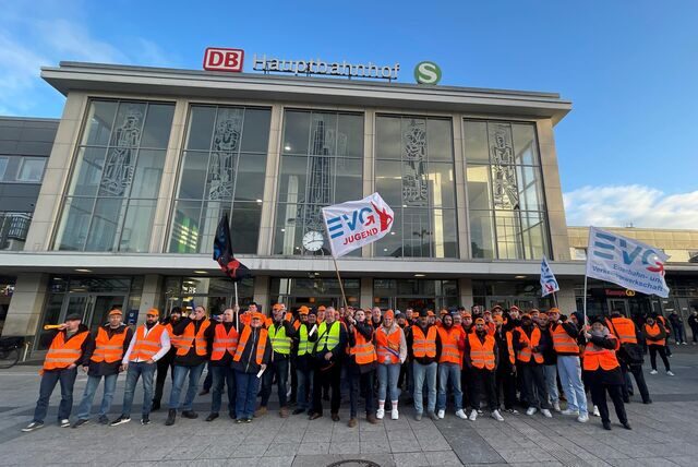 Eine Gruppe Streikender der EVG vor dem Dortmunder Hauptbahnhof.