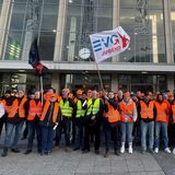 Eine Gruppe Streikender der EVG vor dem Dortmunder Hauptbahnhof.
