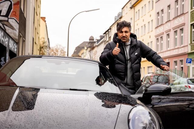 Der Dortmunder Lotto-Millionär Kürsat „Chico“ Yildirim mit einem seiner Luxuswagen
