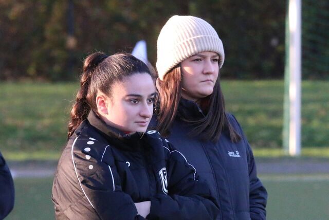 Unnas U17-Trainerin Tabea Steinig (l.).