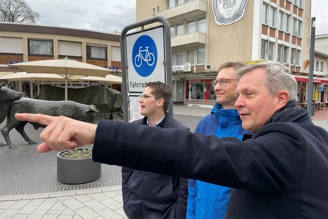 Bürgermeister Jürgen Kleine-Frauns (v.r.) schaut sich mit Fachbereichsleiter Albrecht Buscher und dem Beigeordneten Christian Klicki die Situation in der Fahrradstraße an.