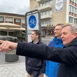 Bürgermeister Jürgen Kleine-Frauns (v.r.) schaut sich mit Fachbereichsleiter Albrecht Buscher und dem Beigeordneten Christian Klicki die Situation in der Fahrradstraße an.