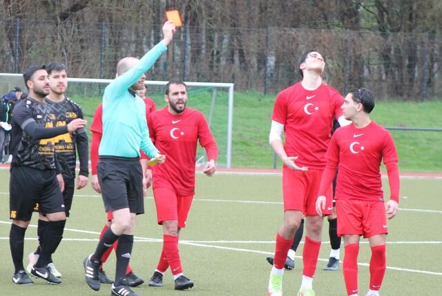 Safak Okumak (r.) sieht Rot.