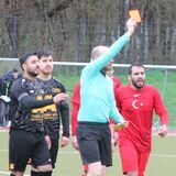 Safak Okumak (r.) sieht Rot.