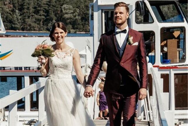 Stefanie und Fabian Wesselny gehen in Hochzeitskleidung vom Bord der alten Möwe.