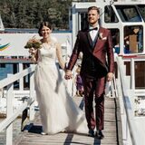 Stefanie und Fabian Wesselny gehen in Hochzeitskleidung vom Bord der alten Möwe.