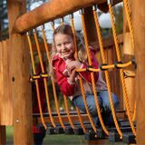 Ein Kind sitzt auf einem Spielgerät im Westfalenpark in Dortmund