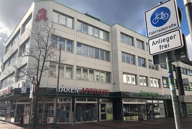 Vor dem Ärztehaus fehlen Plätze für Kurzzeitparker, die Hilfebedürftige zu den Ärzten begleiten wollen. Dass Menschen hier ein Knöllchen riskieren, weil sie helfen wollen, ist skandalös.