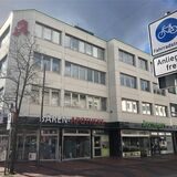 Vor dem Ärztehaus fehlen Plätze für Kurzzeitparker, die Hilfebedürftige zu den Ärzten begleiten wollen. Dass Menschen hier ein Knöllchen riskieren, weil sie helfen wollen, ist skandalös.