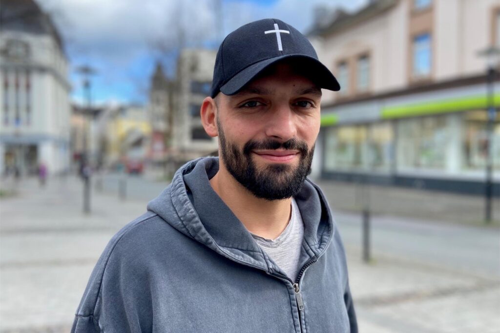 Sandro Ciuffalo (28) aus Schwerte möchte sich bedanken - im Namen der Familie von Gian-Luca Greco, der kürzlich an den Folgen eines Hirntumors gestorben ist. Viele Menschen hatten Geld gespendet - der 30-Jährige hinterlässt eine Frau und zwei kleine Kinder. Sein Freund Sandro sagt: 
