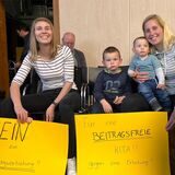Vivien Schiller (l.) und Jana Grothoff mit ihren Kindern im Kreistag in Unna