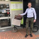 Justus Efing ist mit 33 Jahren einer der jüngsten Hausärzte in Lünen. Hausbesuche macht er mit dem Lastenrad.
