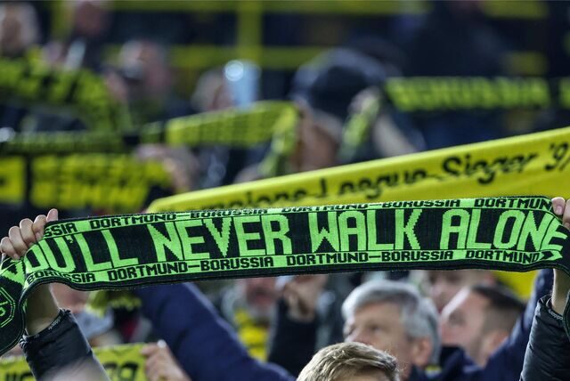 BVB-Fans halten Schals in die Höhe.