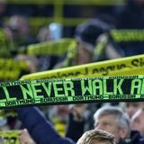 BVB-Fans halten Schals in die Höhe.