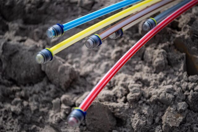 Glasfaserkabel liegen auf einer Baustelle. In Holzwickede soll der Ausbau des Glasfasernetzes noch in diesem Jahr starten.