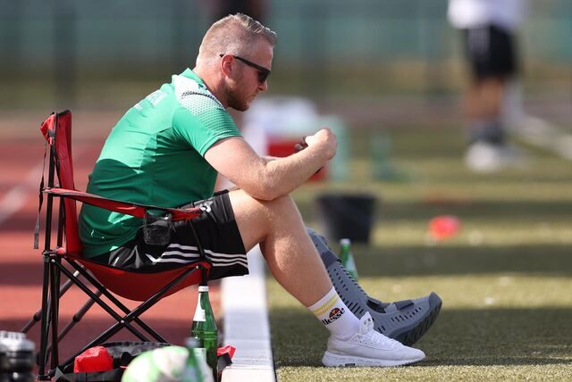Sebastian Kramzik sitzt am Spielfeldrand.