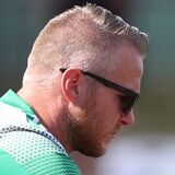 Sebastian Kramzik sitzt am Spielfeldrand.
