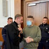 Der Angeklagte sitzt seit fast einem Jahr in Untersuchungshaft.