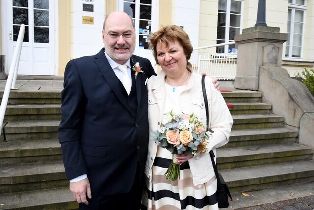 Thomas und Lucie Legner stehen vor der Treppe zum Schloss Westerholt, in dem sich heiraten.