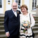 Thomas und Lucie Legner stehen vor der Treppe zum Schloss Westerholt, in dem sich heiraten.