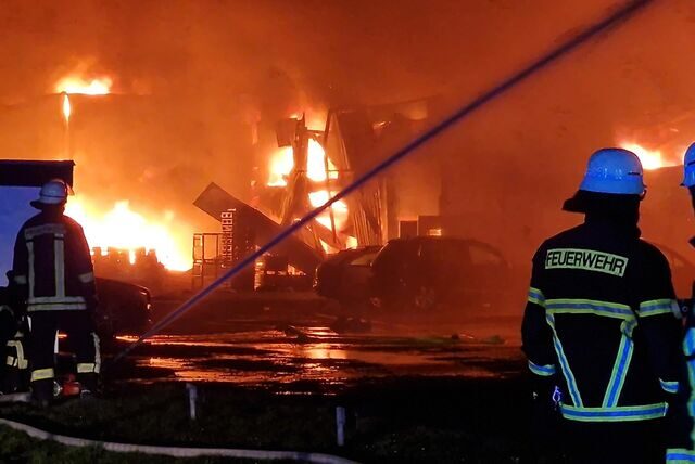 In der Nacht zu Donnerstag stand die Galvanikfabrik komplett in Flammen.