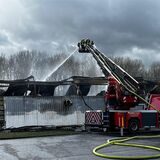 Auch Stunden nachdem der Großbrand in der Nacht auf Donnerstag ausgebrochen war, ist die Feuerwehr noch im Indupark im Einsatz.