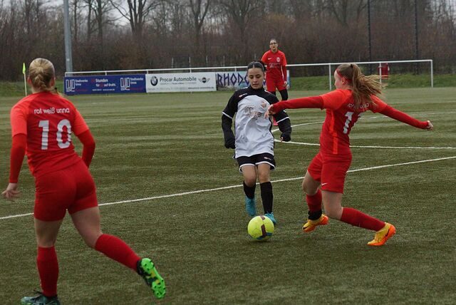 Unnas U17-Juniorinnen erkämpfen sich einen Punkt. Natalie Achenbach (r.) versucht an den Ball zu kommen.