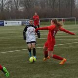 Unnas U17-Juniorinnen erkämpfen sich einen Punkt. Natalie Achenbach (r.) versucht an den Ball zu kommen.