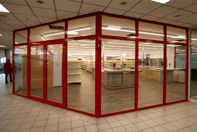 Die Regale und die Kassen stehen schon im künftigen Erdemli-Markt im Rathaus-Center.