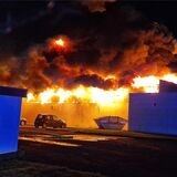 Als eine größere Ansammlung von Rauchgasen durchzündete, schlugen die Flammen explosionsartig in die Höhe. Von der Werkshalle des betroffenen Betriebes im Unnaer Indupark war für die Feuerwehr nichts mehr zu retten. Immerhin gelang es, ein Übergreifen auf andere Gebäude zu verhindern.