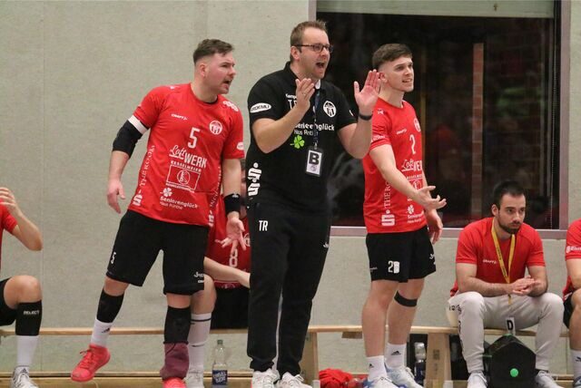 TuRa-Trainer Thomas Rycharski feuert seine Mannschaft an.