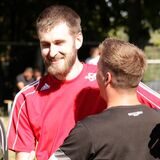 SV Afferdes Spieler Marvin Bremkes (l.) und Kevin Pasternack umarmen sich.