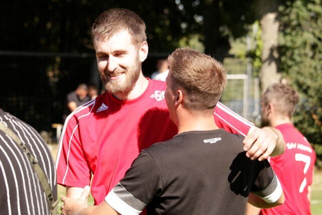 SV Afferdes Spieler Marvin Bremkes (l.) und Kevin Pasternack umarmen sich.
