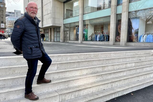 Horst Müller auf der Treppe an der Reinoldikirche in Dortmund.