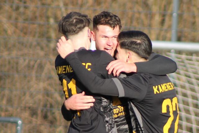 Auch der Neue möchte in der kommenden Saison mit Moritz Denninghoff (M.) für den Kamener SC jubeln.
