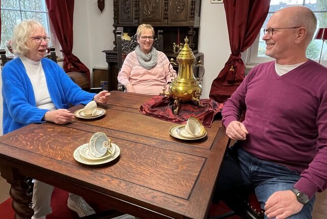 Die Vorstandsmitglieder des Historischen Vereins Holzwickede um (von links) Doris Zumbusch, Birgit Skupch und Andreas Heidemann können aufatmen: Es geht vorerst weiter mit der Alten Schmiede als Standort für das Dorfmuseum.